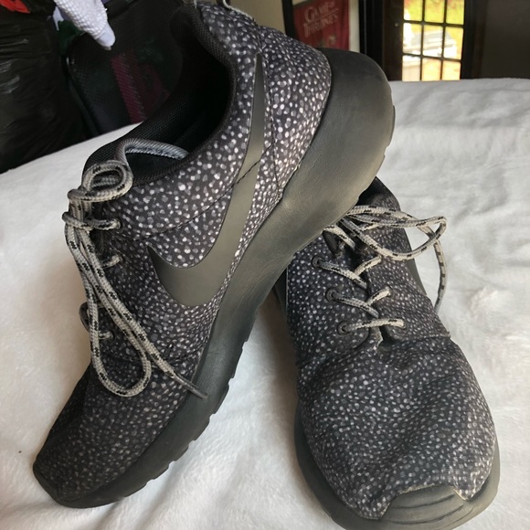 Nike Women’s Roshe Size 7 - Picture 1 of 7